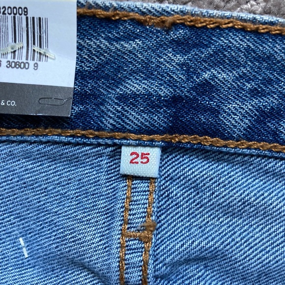 NWT! Levi's High Rise Iconic Deconstructed Skirt Mid Wash Distressed - Picture 8 of 12